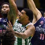 Feldeine intenta anotar ante Vukcevic y Thompkins