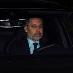 El presidente del FC Barcelona, Josep Maria Bartomeu, llega a la reunión extraordinaria de la junta directiva, en la que decidieron dimitir