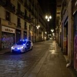 Una patrulla de la Guardia Urbana recorre la Calle Ferran de Barcelona