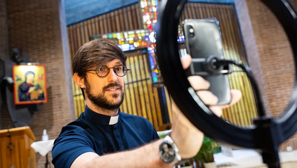 El padre Damián, durante la grabación de uno de sus tiktoks