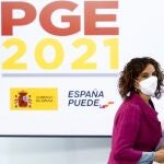 La ministra de Hacienda, María Jesús Montero durante la rueda de prensa tras el Consejo de Ministros celebrada en el Palacio de la Moncloa este martes tras la aprobación del proyecto de Ley de Presupuestos Generales del Estado de 2021.