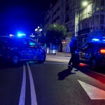 Dos coches de Policía Nacional circulan por la calle Calvo Sotelo minutos antes de la segunda noche de toque de queda, en Santander, Cantabria (España), a 26 de octubre de 2020. Cantabria aplica el toque de queda establecido en toda España con el estado de alarma de doce de la noche a seis de la madrugada, "en concordancia" con los horarios de cierre nocturno en la hostelería aprobados el viernes por el Gobierno regional y que ha entrado en vigor la medianoche del 25 de octubre.