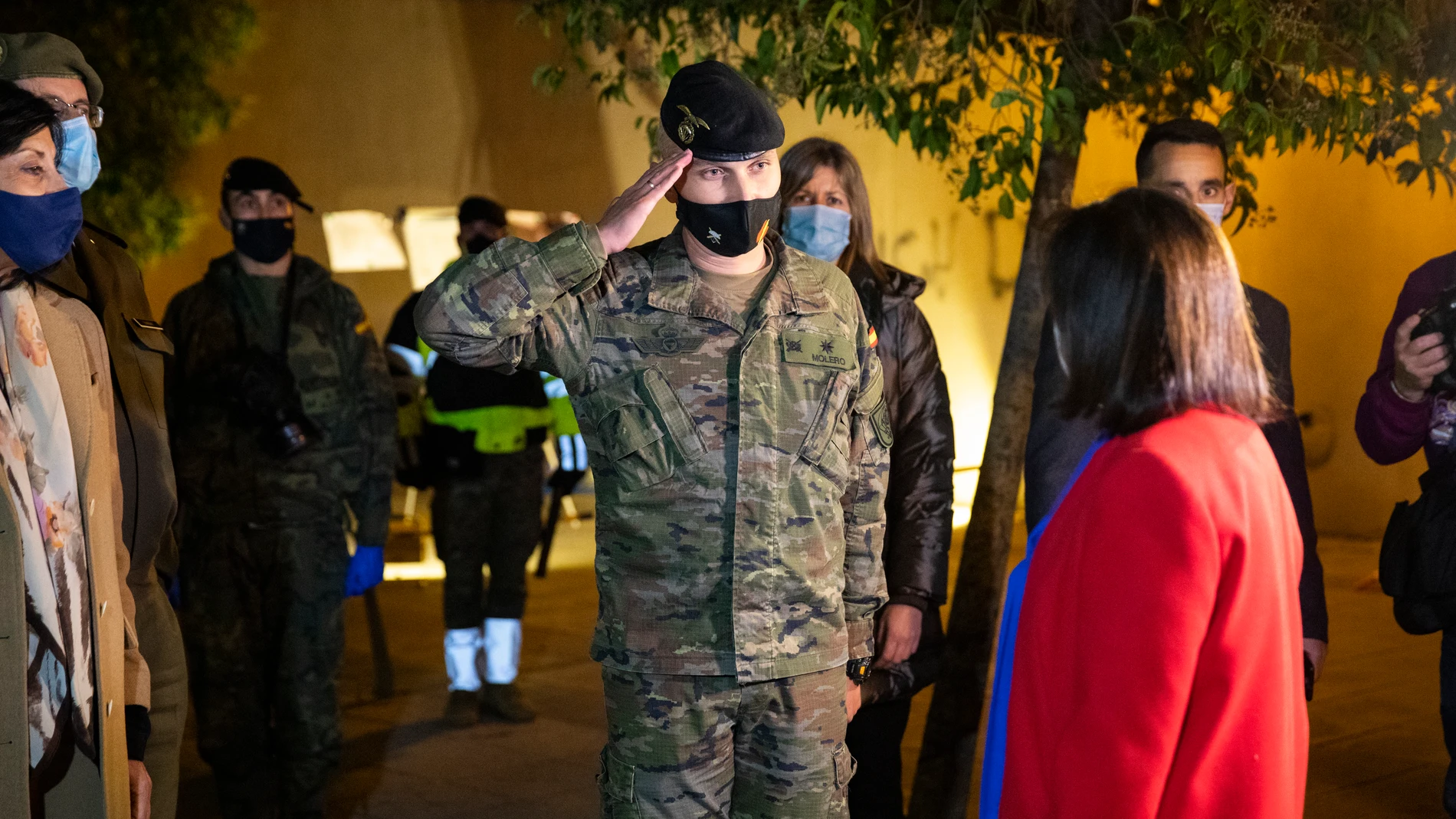 La Ministra de Defensa, Margarita Robles, visitó el martes a los militares que desinfectaron un centro de mayores en Madrid