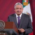 MEX9557. CIUDAD DE MÉXICO (MÉXICO), 27/10/2020.- Fotografía cedida este martes, por la presidencia de México, del presidente de México, Andrés Manuel López Obrador, durante una rueda de prensa matutina en Palacio Nacional de Ciudad de México (México). El Gobierno mexicano decretará tres días de luto nacional por los fallecidos de covid-19 durante las fiestas de Día de Muertos el 31 de octubre, el 1 y 2 de noviembre, anunció este martes el presidente, Andrés Manuel López Obrador. EFE/Presidencia de México/SOLO USO EDITORIAL/NO VENTAS