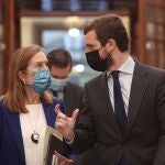 El líder del PP, Pablo Casado, mantiene una conversación con la vicesecretaria de Política Social del PP, Ana Pastor,