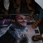 Un grupo de paquistaníes protestaron ayer frente al consulado francés en Lahore, Pakistán