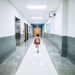 Un alumno en el pasillo de un centro escolar.