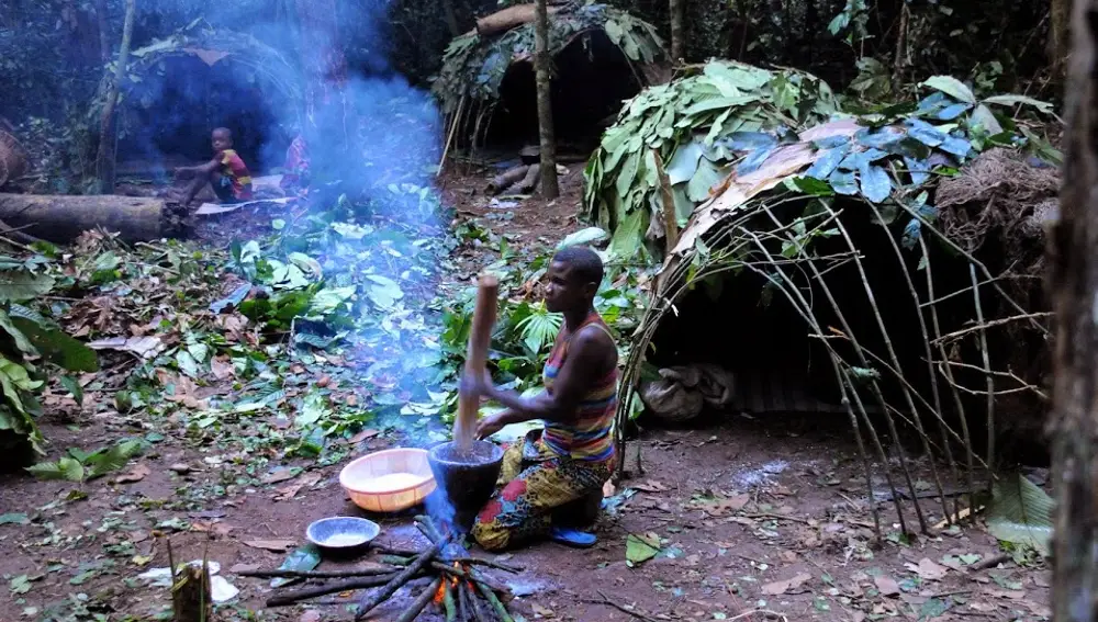 Tribu pigmea en el bosque.