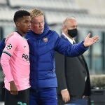 Koeman da instrucciones a Ansu Fati antes de salir a jugar al Juventus Stadium