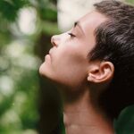 En la imagen, una mujer respirando de forma consciente.