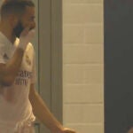 Benzema se dirige a Mendy en el túnel de vestuarios del Borussia Park.
