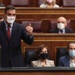 El presidente del Gobierno, Pedro Sánchez, habla en el Congreso junto a Carmen Calvo y Pablo Iglesias