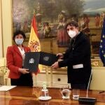 La ministra de Educación y FP, Isabel Celaá, y el director del Instituto Cervantes, Luis García Montero, en la firma del convenio de colaboraciónMINISTERIO DE EDUCACIÓN Y FP28/10/2020