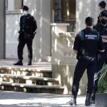 Agentes de la Guardia Civil custodian la puerta del ayuntamiento de Cabrera de Mar (Barcelona).