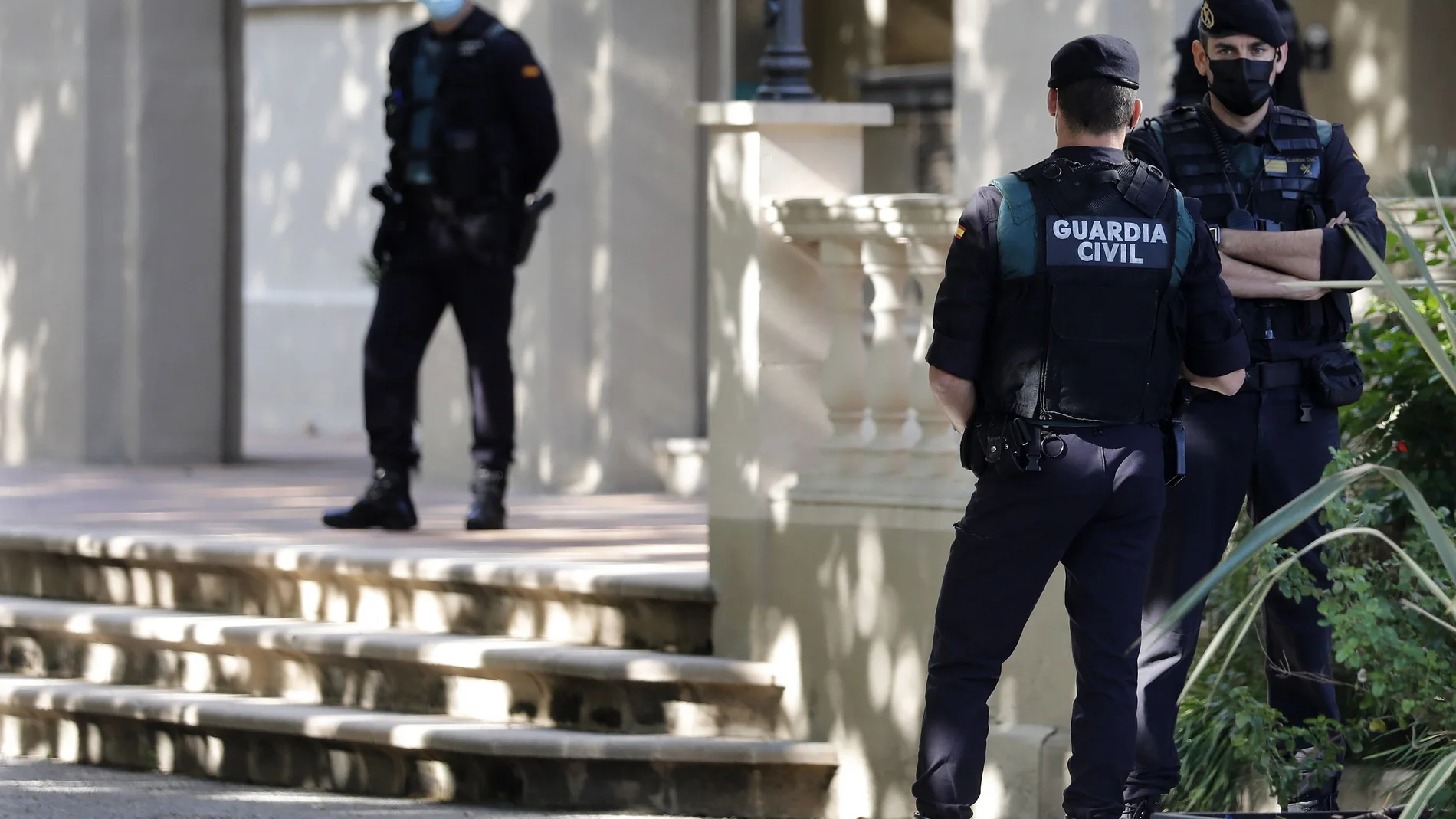 Agentes de la Guardia Civil custodian la puerta del ayuntamiento de Cabrera de Mar (Barcelona).