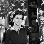 Un posado de la diseñadora Coco Chanel.