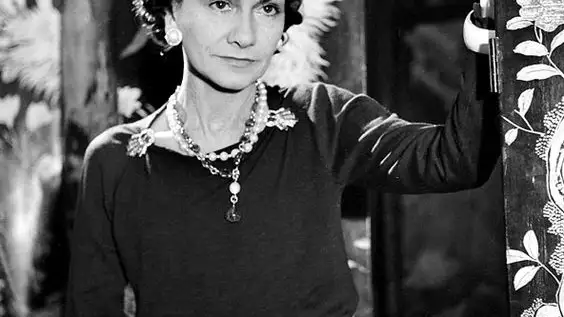 Un posado de la diseñadora Coco Chanel.