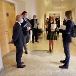 Raúl de la Hoz (PP); David Castaño (Cs), Pablo Fernández (Podemos) y Patricia Gómez (PSOE) conversan antes del comienzo de la Junta de Portavoces