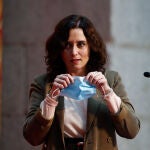 La presidenta de la Comunidad de Madrid, Isabel D�az Ayuso, se coloca la mascarilla tras su intervenci�n durante un homenaje del Gobierno regional a los docentes madrile�os en la Puerta del Sol, en Madrid (Espa�a), a 29 de octubre de 2020. Se reconoce su labor para que el inicio de curso haya sido de un modo seguro frente a la Covid-19.