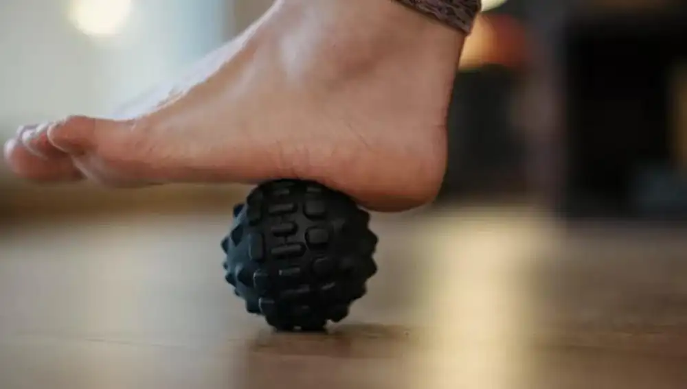 En la imagen, una mujer hace uso de la pelota para masaje de Decathlon.