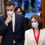 El presidente del Gobierno, Pedro Sánchez, a su llegada al Congreso que este jueves debate y vota la prórroga del estado de alarma durante seis meses. Junto a él, la portavoz socialista, Adriana Lastra.