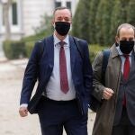El exsecretario de Estado de Seguridad Francisco Martínez (izda.) acude a declarar ante el juez del "caso Kitchen" el pasado jueves,