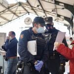 Control de la Policía Nacional en la estación de Valladolid con motivo del cierre perimetral de la región