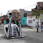 29 October 2020, Mexico, Mexico City: Passers-by walk near giant cardboard skulls at Francisco Santiago Borraz street which were placed for the Day of the Dead celebrations. Photo: -/El Universal via ZUMA Wire/dpa29/10/2020 ONLY FOR USE IN SPAIN