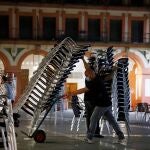 Un camarero recoge las sillas de su bar en la capital cordobesa