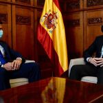El líder del PP, Pablo Casado junto a Leopoldo López durante su reunión en el Congreso de los Diputados