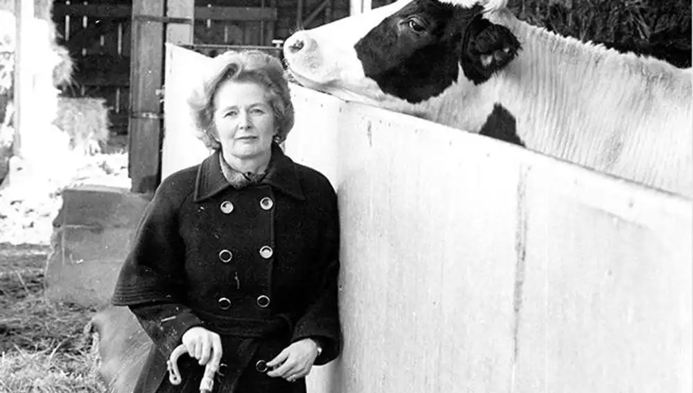 En la imagen, Margaret Thatcher con una vaca en la granja en 1980.