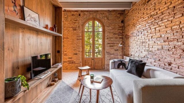 Coblonal Interiorismo ha sido el estudio encargado de diseñar una vivienda acogedora y con encanto destinado al alquiler en plena Barcelona en la que la madera toma el papel de protagonista principal.