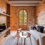 Coblonal Interiorismo ha sido el estudio encargado de diseñar una vivienda acogedora y con encanto destinado al alquiler en plena Barcelona en la que la madera toma el papel de protagonista principal.