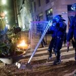 La plaza de Sant Jaume y sus alrededores fueron escenario de enfrentamientos protagonizados por grupos de personas que, tras una manifestación negacionista de la Covid-19, quemaron mobiliario urbano y lanzaron bengalas y vallas a los Mossos.EFE/Quique García