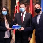 El president de la Generalitat, Ximo Puig junto a la vicepresidenta Mónica Oltra y el vicepresidente segundo, Ruben Martinez Dalmau, muestran los presupuestos de la Generalitat 2021 aprobados el viernes en el pleno del Consell