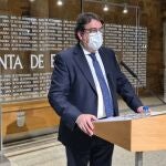 El vicepresidente segundo de la Junta y consejero de Sanidad, José María Vergeles, en rueda de prensa