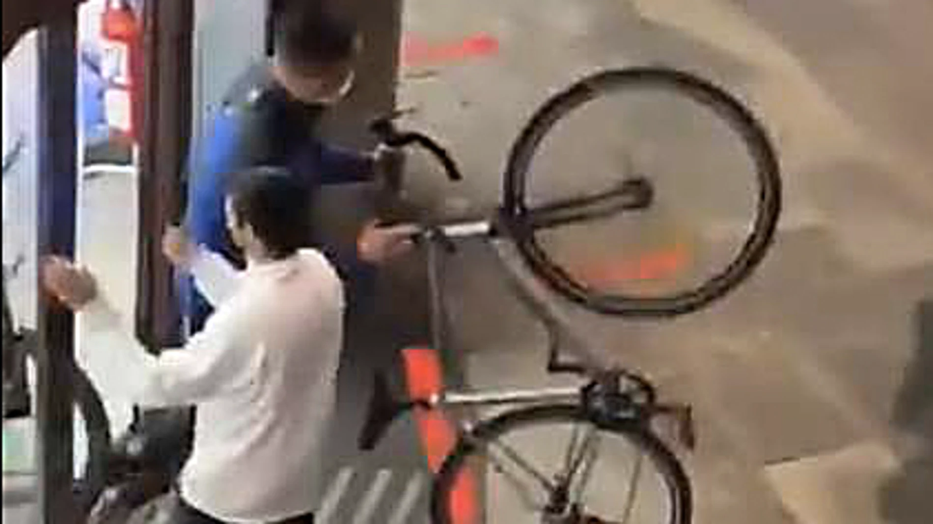 Saqueos en una tienda de Decathlon de Barcelona