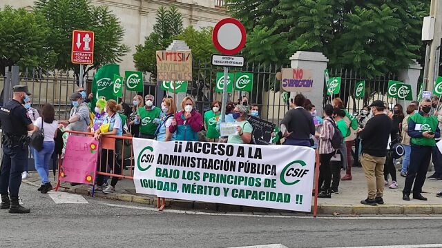 CSIF se ha concentrado varias veces en el Parlamento ante la «la gravedad que corre el sistema público de acceso al empleo público»