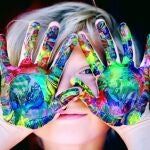 Ahora que empieza el frío y, además, la recomendación es quedarse en casa, puedes aprovechar para entretenerte con tus hijos haciendo cosas que a ellos los aleja de las pantallas y, además, son educativas y buenas para su cerebro.