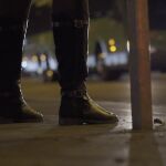 Una mujer esperando el autobús nocturno del sistema de "paradas a demanda" que permite que tanto mujeres como menores de edad puedan acortar sus recorridos por la noche, ofreciéndoles una mayor seguridad. David Jar