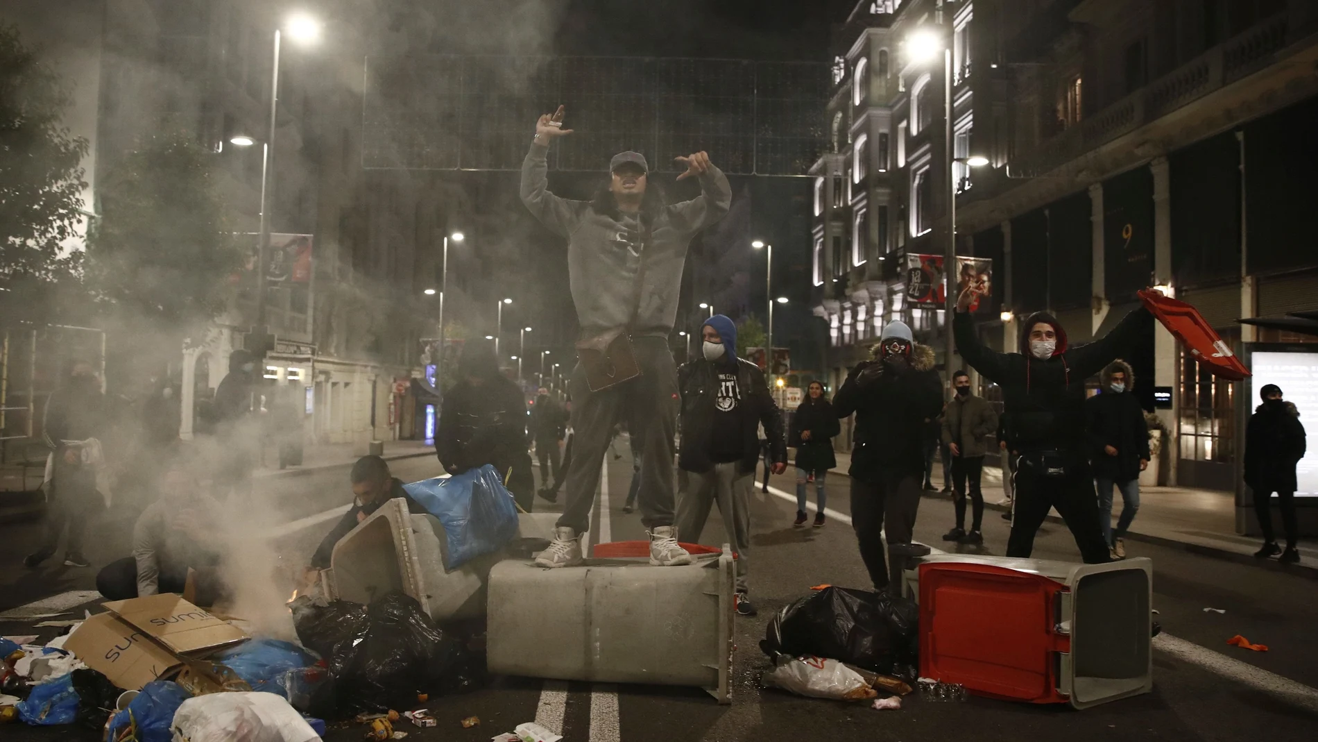 Manifestantes intentado cortar la Gran Vía de Madrid quemando contenedores y formando barricadas tras una concentración organizada en el centro de la capital en una imagen de archivo.