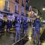 Concentración de jóvenes en el centro de León para protestar por el toque de queda
