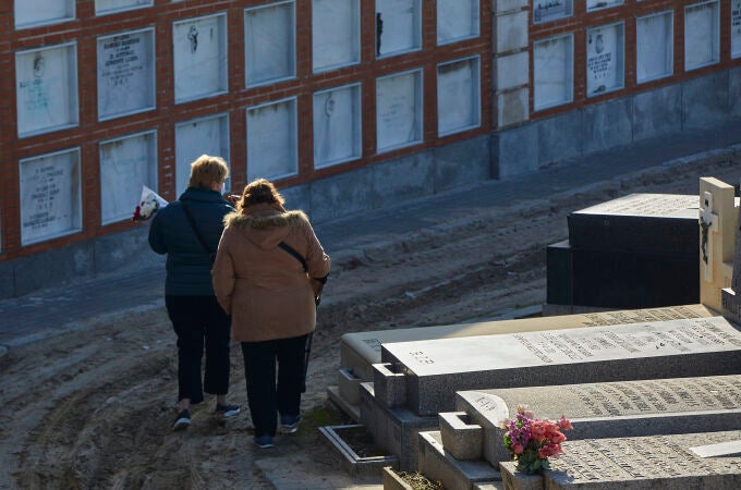 La Covid no deja ni a los muertos en paz