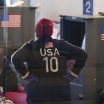 Un empleado electoral vigila la votación en un colegio de Harlem