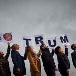 El "batallón" de españoles pro Trump, durante la sesión de fotos para LA RAZÓN