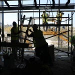 Unos obreros ultiman los trabajos de construcción