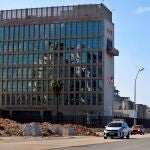 Automóviles pasan frente a la embajada de Estados Unidos en La Habana (Cuba)