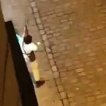 Uno de los terrorista fue grabado por un vecino durante el tiroteo