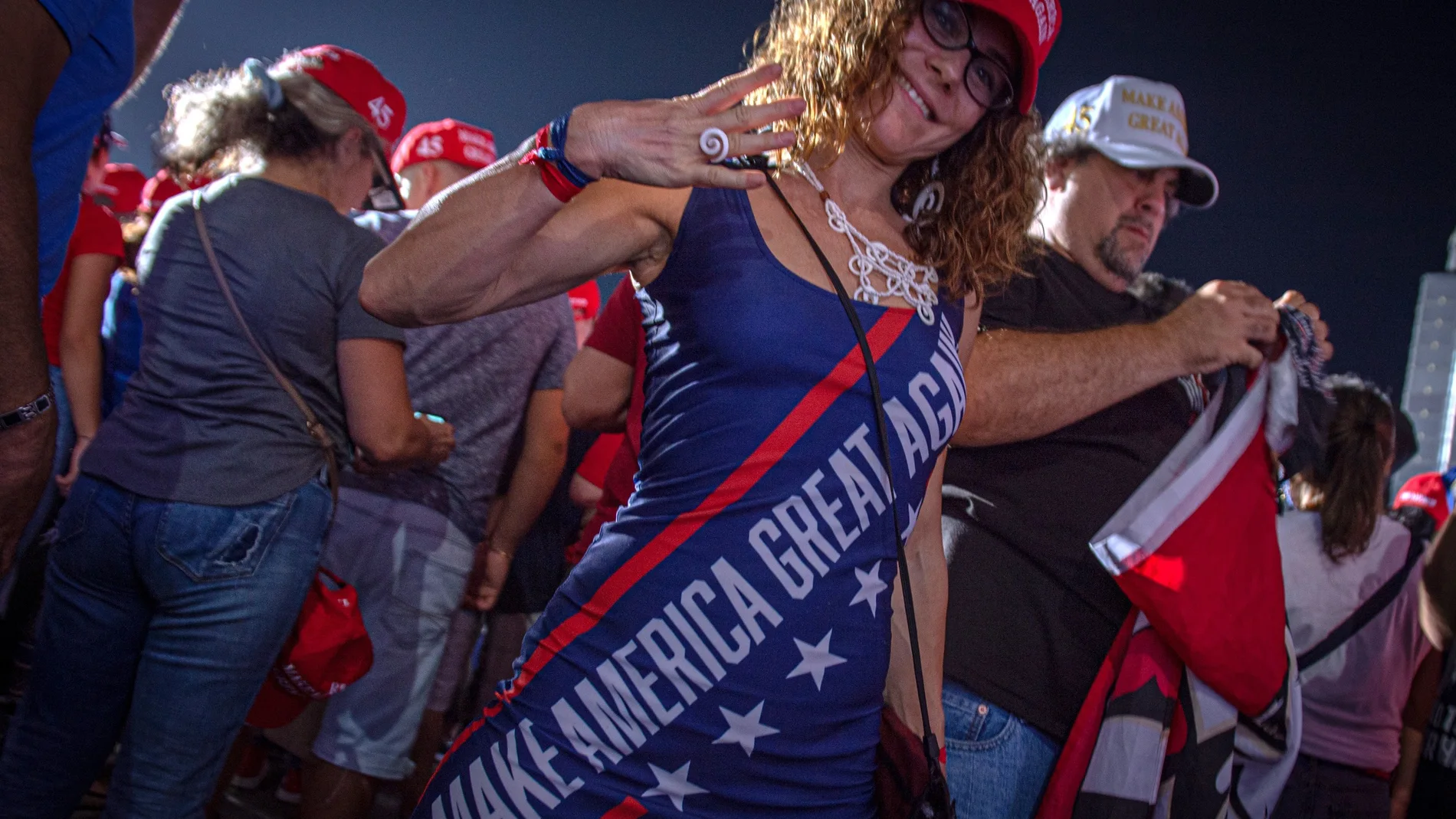 Una mujer lleva hoy un vestido con el lema de campaña del presidente Trump "Make America Great Again", este domingo durante un acto de campaña en Opa-locka, localidad ubicada en el condado de Miami-Dade, Florida