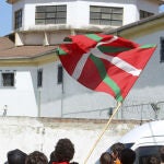 Un grupo de individuos muestra su apoyo a los presos de ETA frente a la cárcel de Martutene, EFE/Juan Herrero